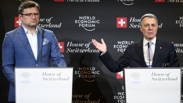 Dmytro Kuleba et Ignazio Cassis à Davos, 24.05.2022. [Laurent Gilliéron]