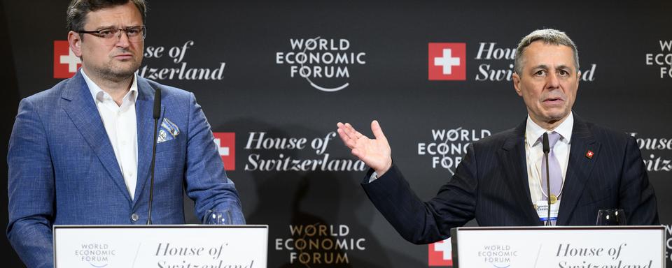 Dmytro Kuleba et Ignazio Cassis à Davos, 24.05.2022. [Laurent Gilliéron]