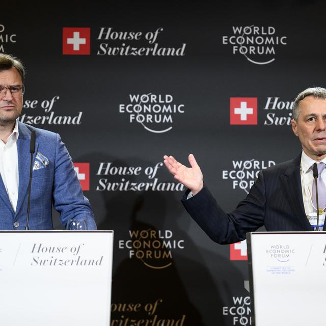 Dmytro Kuleba et Ignazio Cassis à Davos, 24.05.2022. [Laurent Gilliéron]