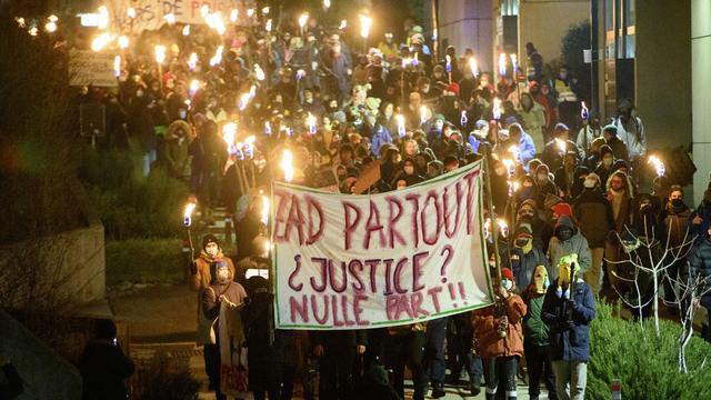 Lundi 17 janvier: une manifestation aux flambeaux a réuni environ 350 personnes à Nyon en soutien aux zadistes du Mormont dont le procès a débuté lundi. [Keystone - Laurent Gillieron]