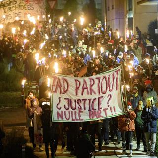 Lundi 17 janvier: une manifestation aux flambeaux a réuni environ 350 personnes à Nyon en soutien aux zadistes du Mormont dont le procès a débuté lundi. [Keystone - Laurent Gillieron]