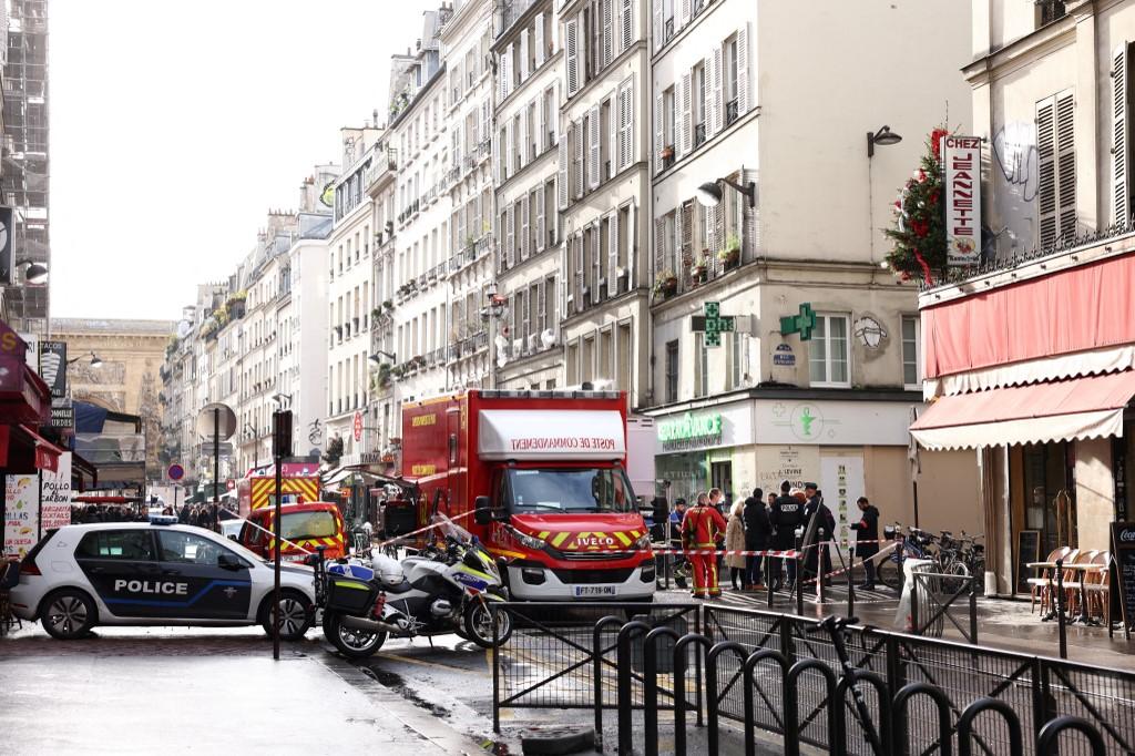 La police a mis en place un cordon de sécurité autour du lieu de la fusillade, au croisement des rues d'Enghien et d'Hauteville, dans le Xe arrondissement de Paris. [AFP - THOMAS SAMSON]