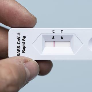 Un autotest d'antigène du coronavirus indique un résultat négatif, photographié le vendredi 9 avril 2021 à Zurich. [KEYSTONE - Christian Beutler]