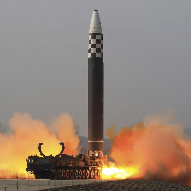 Cette photo, distribuée par le gouvernement nord-coréen, montre un tir d'essai d'un missile balistique intercontinental, dans un lieu non divulgué en Corée du Nord, le 24 mars 2022. [Korean Central News Agency]