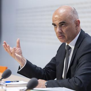 Le conseiller fédéral Alain Berset, photographié ici le 3 juin 2022 lors d'une conférence de presse à Berne. [Keystone - Peter Klaunzer]