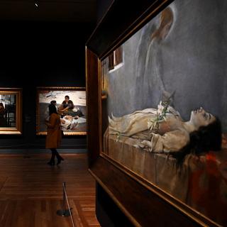 Un visiteur durant l'exposition du Musée du Prado à Madrid intitulée "Uninvited Guests. Episodes on Women, Ideology and the Visual Arts in Spain (1833-1931)", le 23 octobre 2020. [AFP - Gabriel BOUYS]