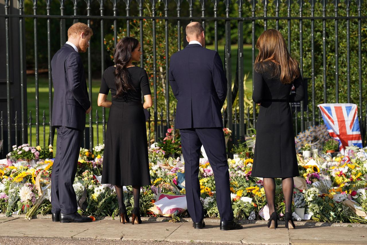 William, Harry et leurs épouses se sont recueillis devant le parterre de bouquets de fleurs déposés au château de Windsor. [Keystone - Kirsty O'Connor/Pool Photo via AP]