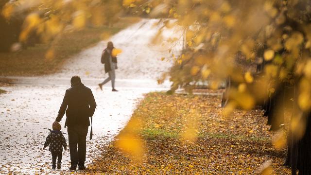 Les personnes qui accueillent un enfant de moins de quatre ans en vue de son adoption pourront bénéficier d'un congé de deux semaines. [Keystone/DPA - Sebastian Gollnow]