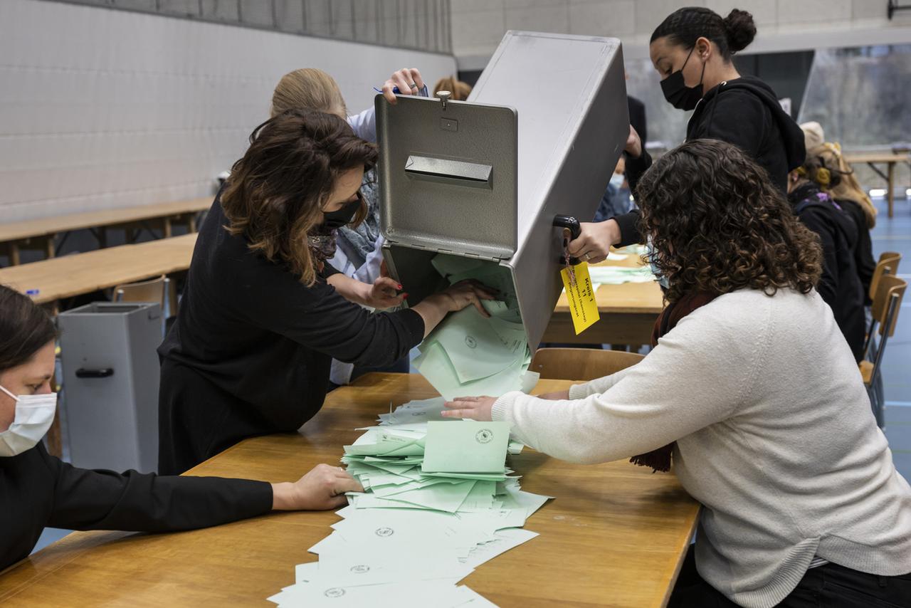 Le dépouillement des bulletins pour les élections cantonales bernoises a débuté. [Keystone - Alessandro della Valle]