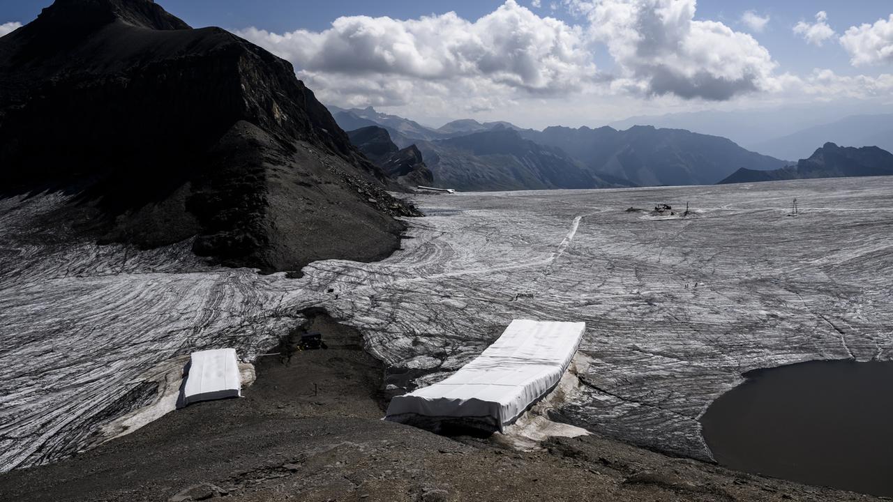 Sous la glace depuis 2000 ans, le col de Tsanfleuron refait surface. [KEYSTONE - JEAN-CHRISTOPHE BOTT]