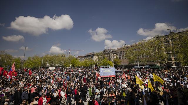 A Zurich, quelque 12'000 participants ont répondu à l'appel des syndicats. [keystone - Michael Buholzer]