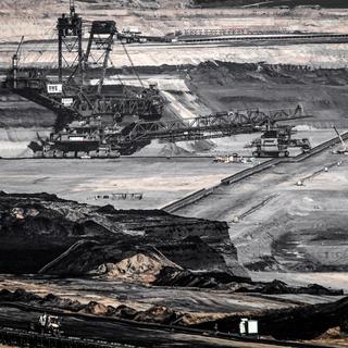 Une pelle à lignite enlève des couches de terre dans la mine de jour "Tagebau Garzweiler" exploitée par le fournisseur d'énergie allemand RWE près de Jackerath, en Allemagne, le 28 avril 2021. [EPA/KEYSTONE - Sascha Steinbach]