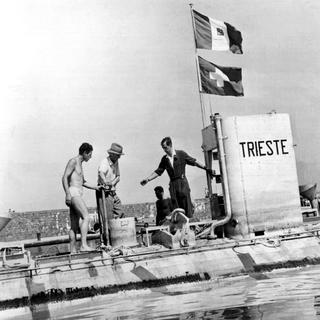 Auguste et Jacques Piccard à bord du bathyscaphe Trieste en 1953. [Keystone/Photopress-archiv/Str]