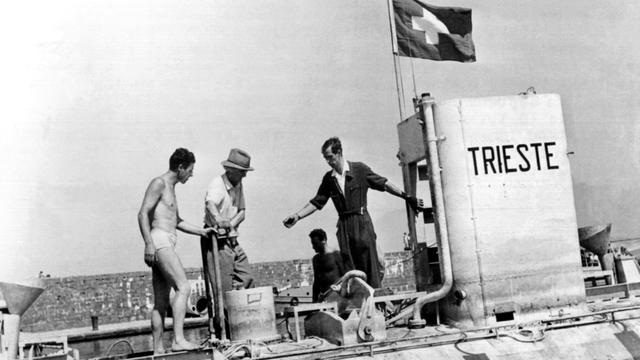 Auguste et Jacques Piccard à bord du bathyscaphe Trieste en 1953. [Keystone/Photopress-archiv/Str]