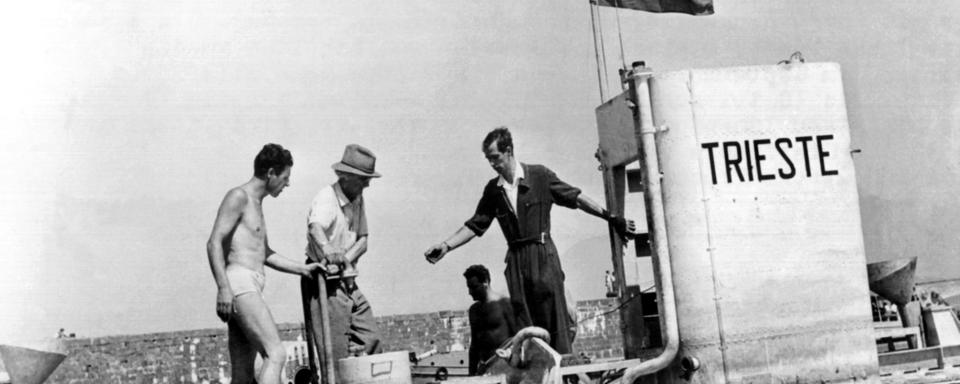 Auguste et Jacques Piccard à bord du bathyscaphe Trieste en 1953. [Keystone/Photopress-archiv/Str]