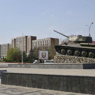 Une photo rendue disponible le 18 avril 2014 montre une vue générale du monument dédié à la Seconde Guerre mondiale (devant) et du Conseil suprême de la République séparatiste de Transnistrie (à l'arrière-plan) dans le centre-ville de Tiraspol, à quelque 80 kilomètres au sud-est de Chisinau, en Moldavie, le 17 avril 2014. [EPA/STR/KEYSTONE]