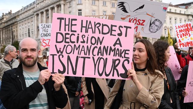 "La décision la plus difficile qu'une femme doit prendre n'est pas la votre": une pancarte brandie lors d'une manifestation pro-avortement à Budapest. [AFP - Attila Kisbenedek]