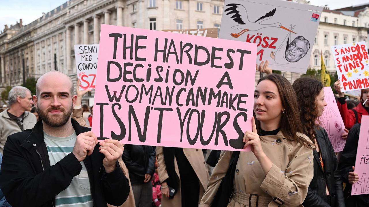 "La décision la plus difficile qu'une femme doit prendre n'est pas la votre": une pancarte brandie lors d'une manifestation pro-avortement à Budapest. [AFP - Attila Kisbenedek]