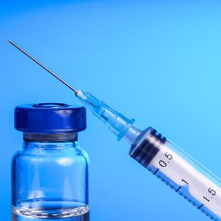Le taux de personnes non-vaccinées contre le Covid se situe actuellement à 30% en Suisse, enfants compris. [depositphotos - Esbenklinker]