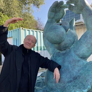 Philippe Geluck et une statue de son Chat. [AFP - Marten Weynants]
