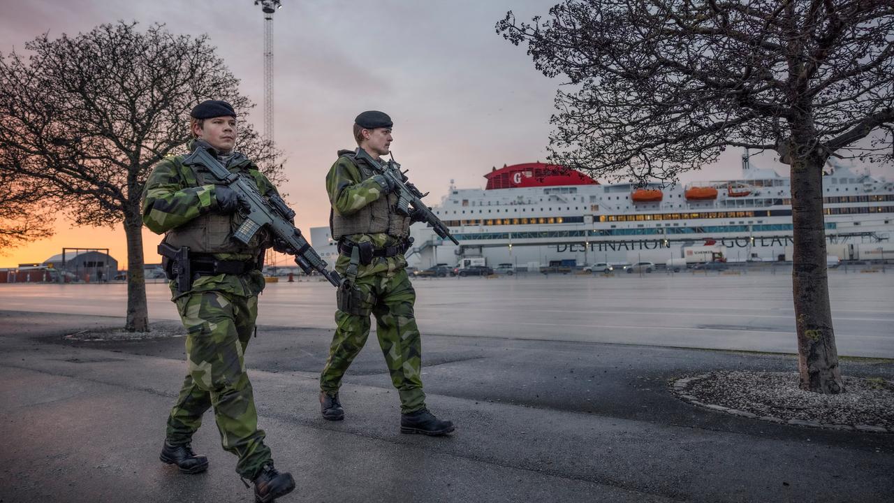 Des soldats suédois patrouillent sur l'île de Gotland, le 13 janvier 2022. [Reuters - Karl Melander]