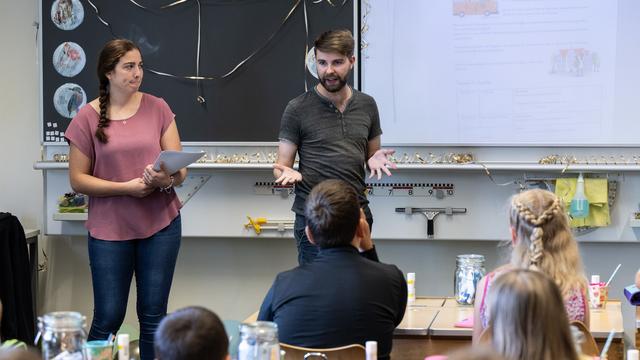 Deux enseignants devant leur classe, en août 2002. [Keystone - Peter Schneider]