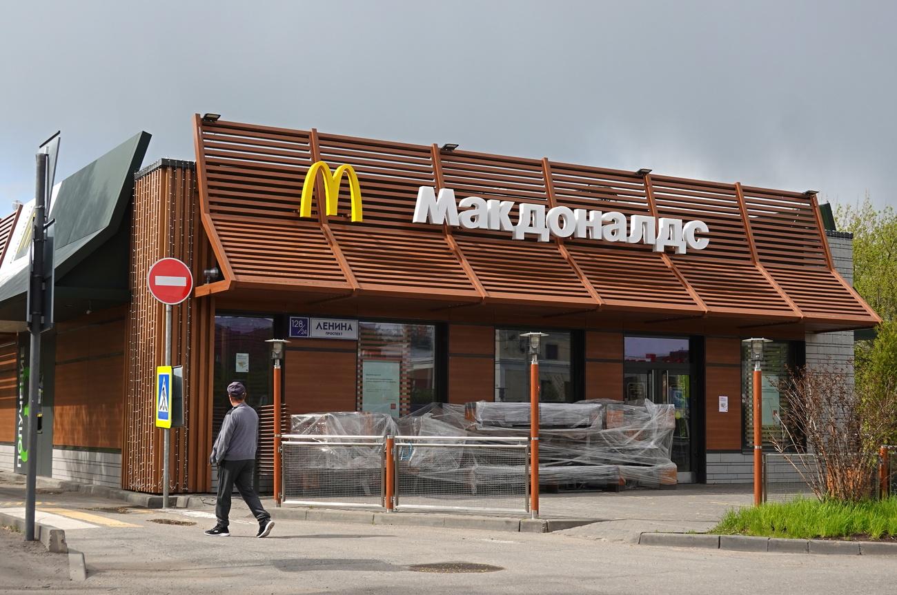 Un restaurant McDonald's fermé à Podolsk, près de Moscou. [Keystone/EPA - Maxim Shipenkov]