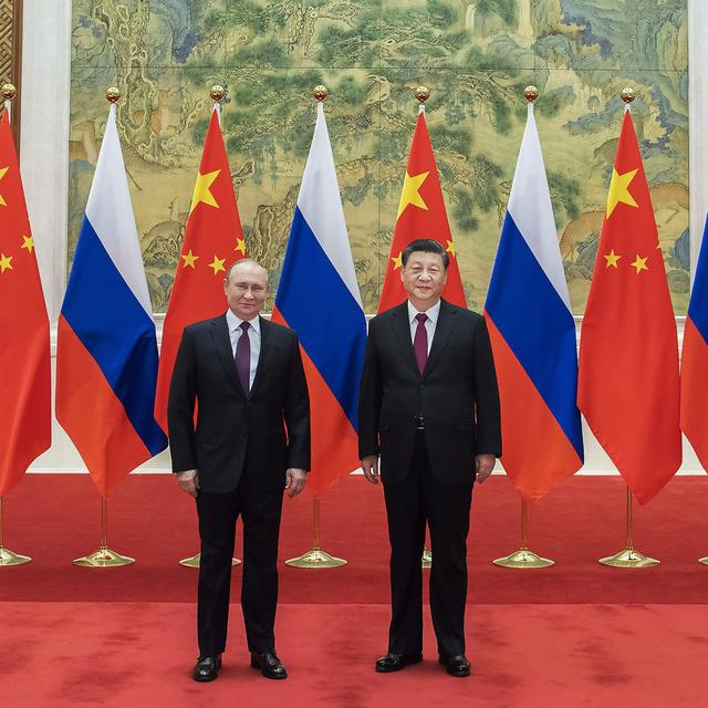 Le président chinois Xi Jinping, à droite, s'entretient avec le président russe Vladimir Poutine à la maison d'hôtes d'État de Diaoyutai à Beijing, en Chine, le vendredi 4 février 2022. [Xinhua via AP/KEYSTONE - Li Tao]