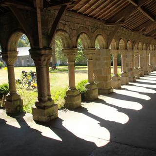 Le cloître roman de l'Abbaye Blanche de Mortain. [Wikicommons/ CC-BY-SA-3.0 - Papyben]