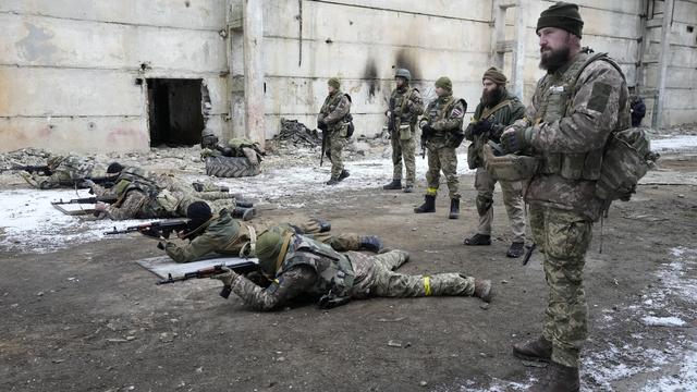 Des volontaires biélorusses reçoivent une formation militaire à la base de la Compagnie biélorusse à Kiev, Ukraine, mardi 8 mars 2022. [AP Photo/KEYSTONE - Efrem Lukatsky]