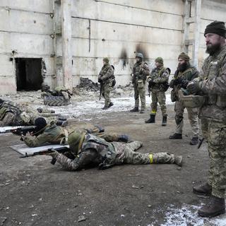 Des volontaires biélorusses reçoivent une formation militaire à la base de la Compagnie biélorusse à Kiev, Ukraine, mardi 8 mars 2022. [AP Photo/KEYSTONE - Efrem Lukatsky]