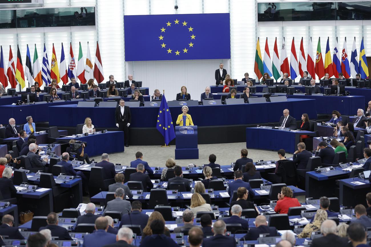 La présidente de la Commission européenne Ursula von der Leyen lors de son discours sur l'Ukraine devant le Parlement européen. [Keystone/AP Photo - Jean-Francois Badias]
