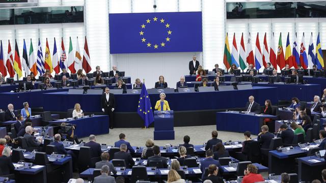 La présidente de la Commission européenne Ursula von der Leyen lors de son discours sur l'Ukraine devant le Parlement européen. [Keystone/AP Photo - Jean-Francois Badias]