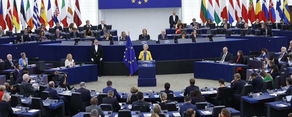 La présidente de la Commission européenne Ursula von der Leyen lors de son discours sur l'Ukraine devant le Parlement européen. [Keystone/AP Photo - Jean-Francois Badias]