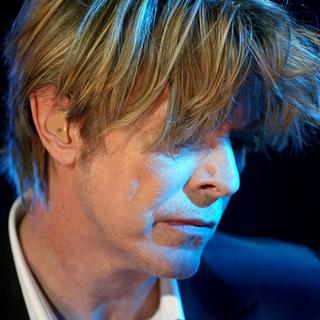 Le chanteur anglais David Bowie au Montreux Jazz Festival, le 18 juillet 2002. [KEYSTONE - Fabrice Coffrini]