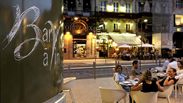 Une terrasse de nuit à Bordeaux, en France (image d'illustration). [AFP - Philippe Roy]