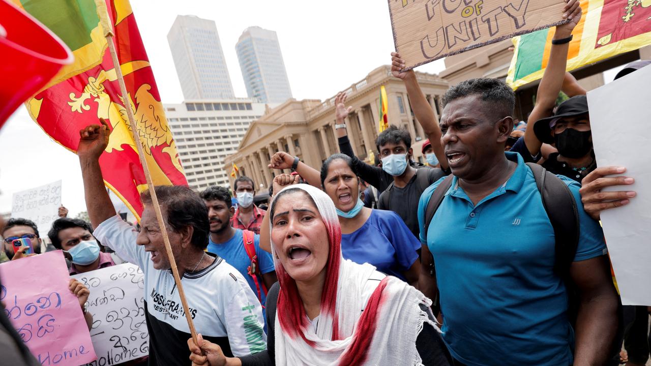 Des manifestants hostiles au président Gotabaya Rajapaksa réunis à Colombo, la capitale du Sri Lanka, le 12 avril 2022. [Reuters - Dinuka Liyanawatte]
