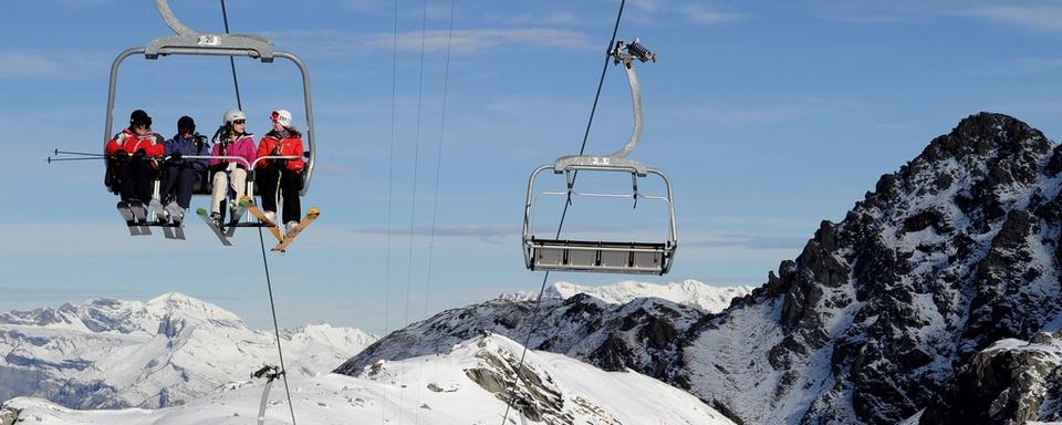 Les réservations s'annoncent bonnes pour cet hiver dans les stations de ski. [Keystone - Jean-Christophe Bott]