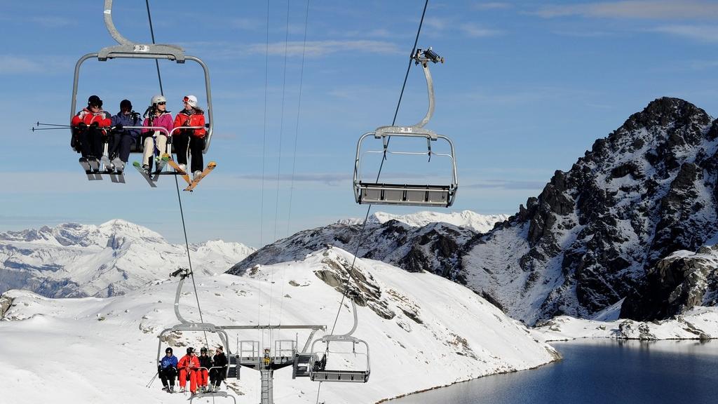 Les réservations s'annoncent bonnes pour cet hiver dans les stations de ski. [Keystone - Jean-Christophe Bott]