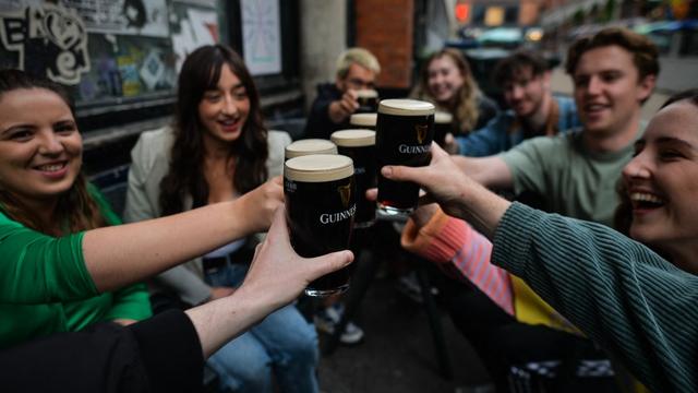 Des jeunes buvant de la bière en Irlande. [afp - Artur Widak / NurPhoto]