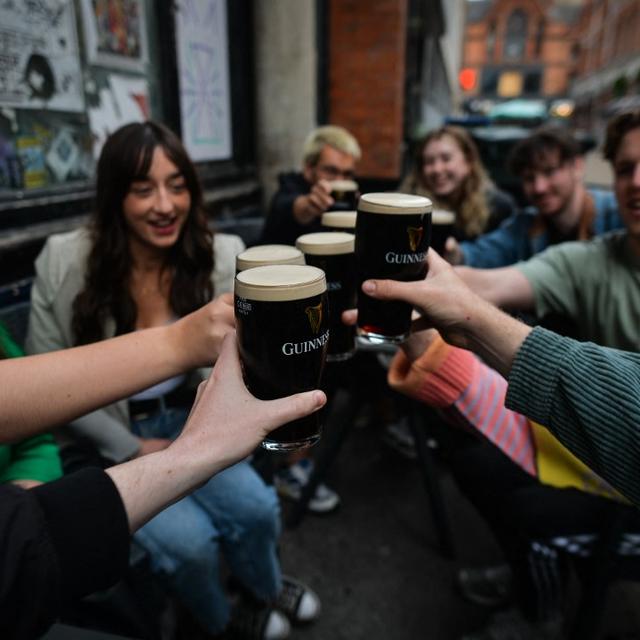 Des jeunes buvant de la bière en Irlande. [afp - Artur Widak / NurPhoto]