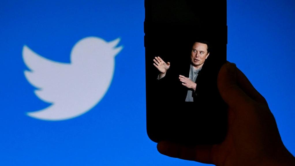 Twitter, que le multimilliardaire Elon Musk vient de racheter, a annoncé des licenciements massifs. [AFP - Olivier Douliery]