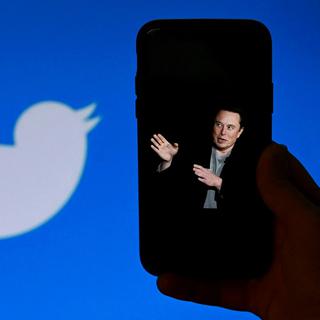 Twitter, que le multimilliardaire Elon Musk vient de racheter, a annoncé des licenciements massifs. [AFP - Olivier Douliery]