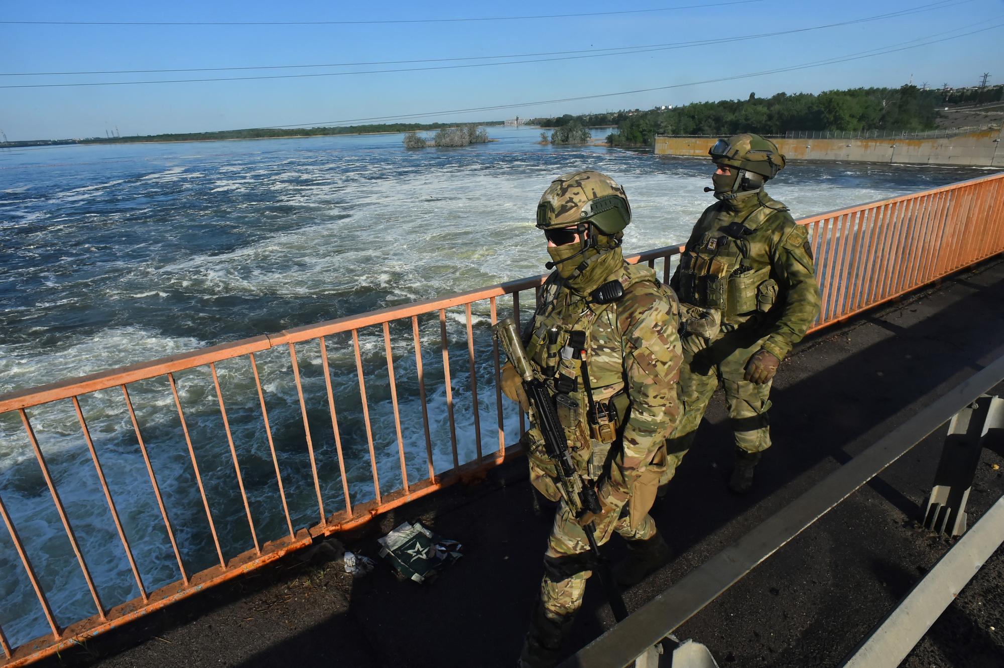 Des militaires russes patrouillaient en mai dernier autour de la centrale hydroélectrique de Kakhovka. [AFP - Olga Maltseva]