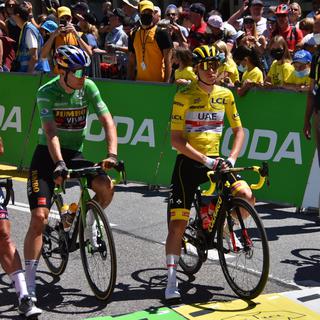 Le leader du Tour de France Tadej Pogacar entouré du mailot vert Wout Van Aert et du meilleur grimpeur Magnus Cort Nielsen à Aigle le 10 juillet 2022. [RTS - Gaël Klein]