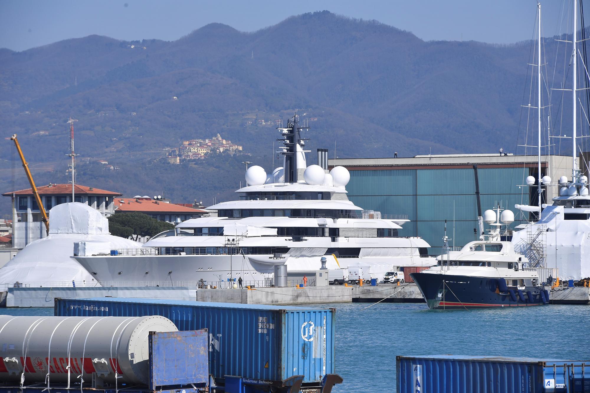 Le Scheherazade dans le port de Marina di Carrara, en Italie, en mars 2022. [Reuters - Jennifer Lorenzini]
