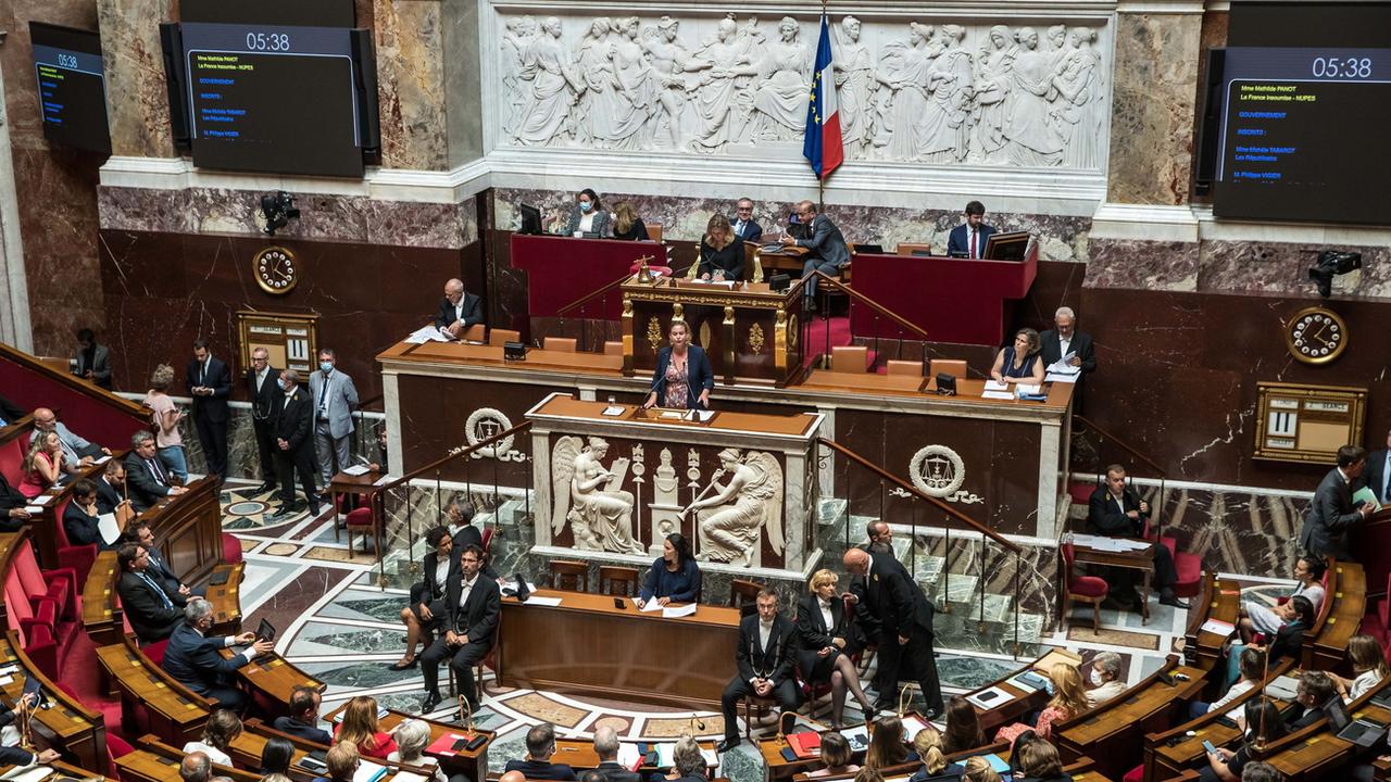 En France, le projet de loi sur le pouvoir d'achat adopté par les députés fait polémique. [EPA - Christophe Petit Tesson]