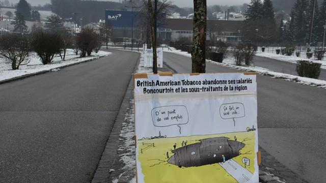 Des dessins dénoncent la décision de BAT sur la route menant au site de Boncourt. [RTS - Gaël Klein]