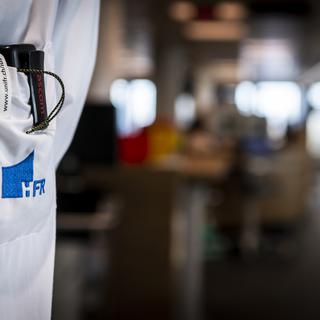Surchargé, l'Hôpital fribourgeois reporte des opérations non urgentes. [Keystone - Jean-Christophe Bott]