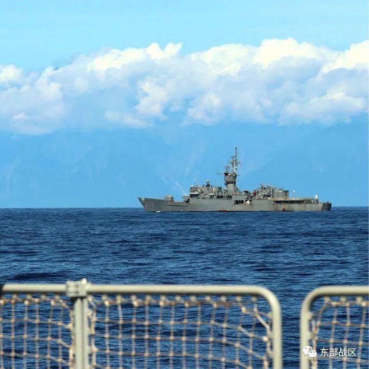 Un navire militaire taïwanais photographié de très près depuis un navire militaire chinois lors des exercices autour de Taïwan. [Reuters - Commandement du théâtre oriental de l'armée chinoise]